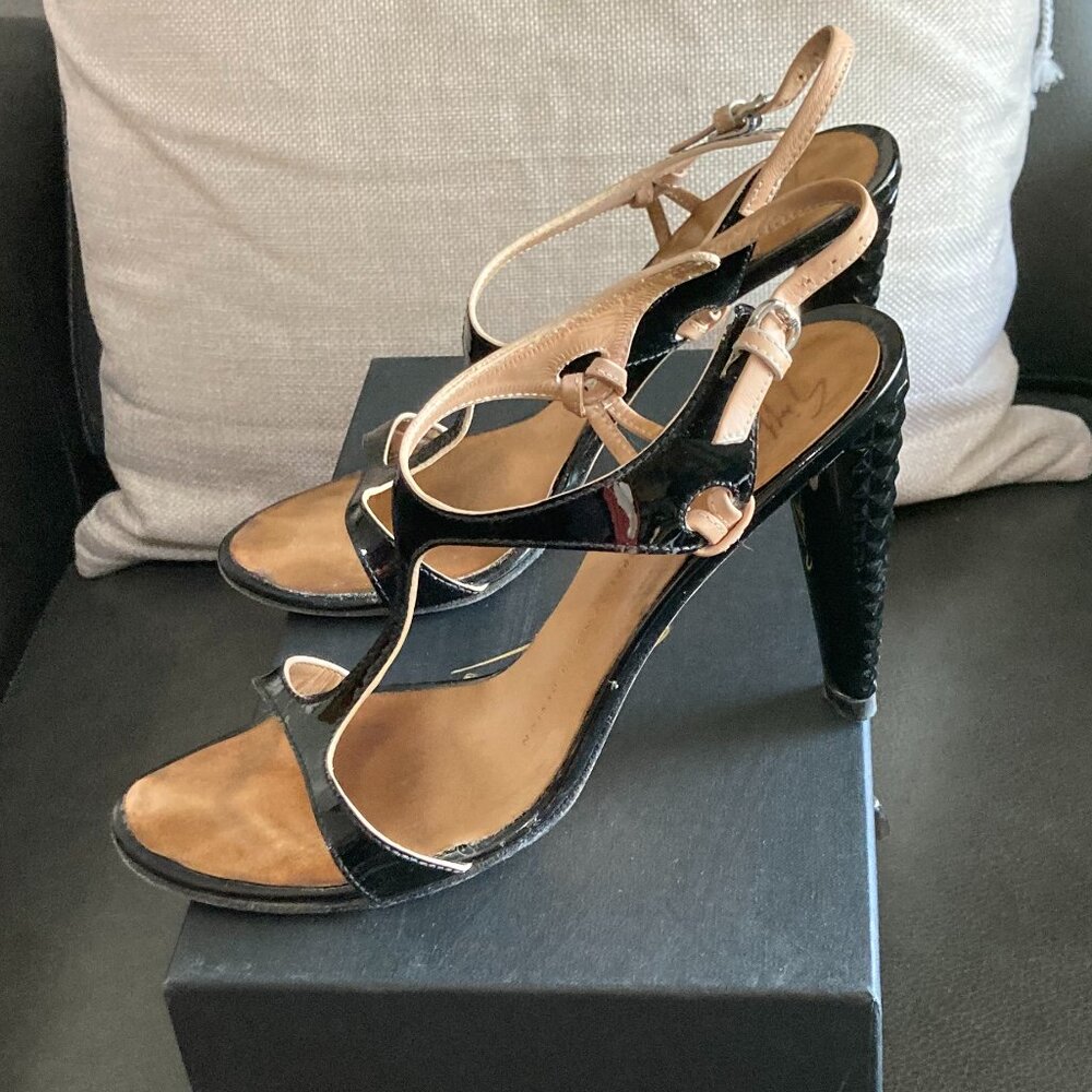 GIUSEPPE ZANOTTI DESIGN BLACK PATENT T-STRAP GEOMETRIC HEEL SANDAL SIZE 7.5B